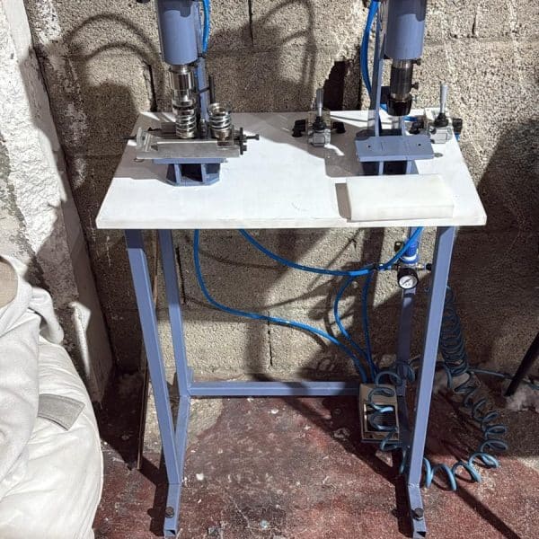 מכונת לחיצה פניאומטית כפולה לכפתורים לציפוי לריפוד